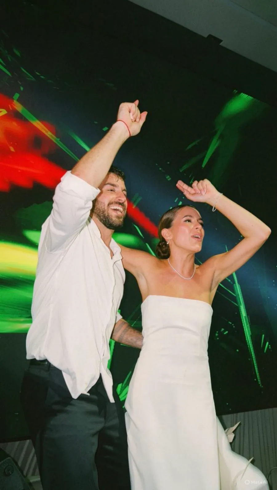 Novios bailando en la pista durante la fiesta de casamiento