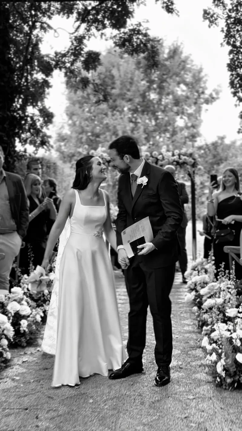 Salida de los novios de la ceremonia entre los invitados