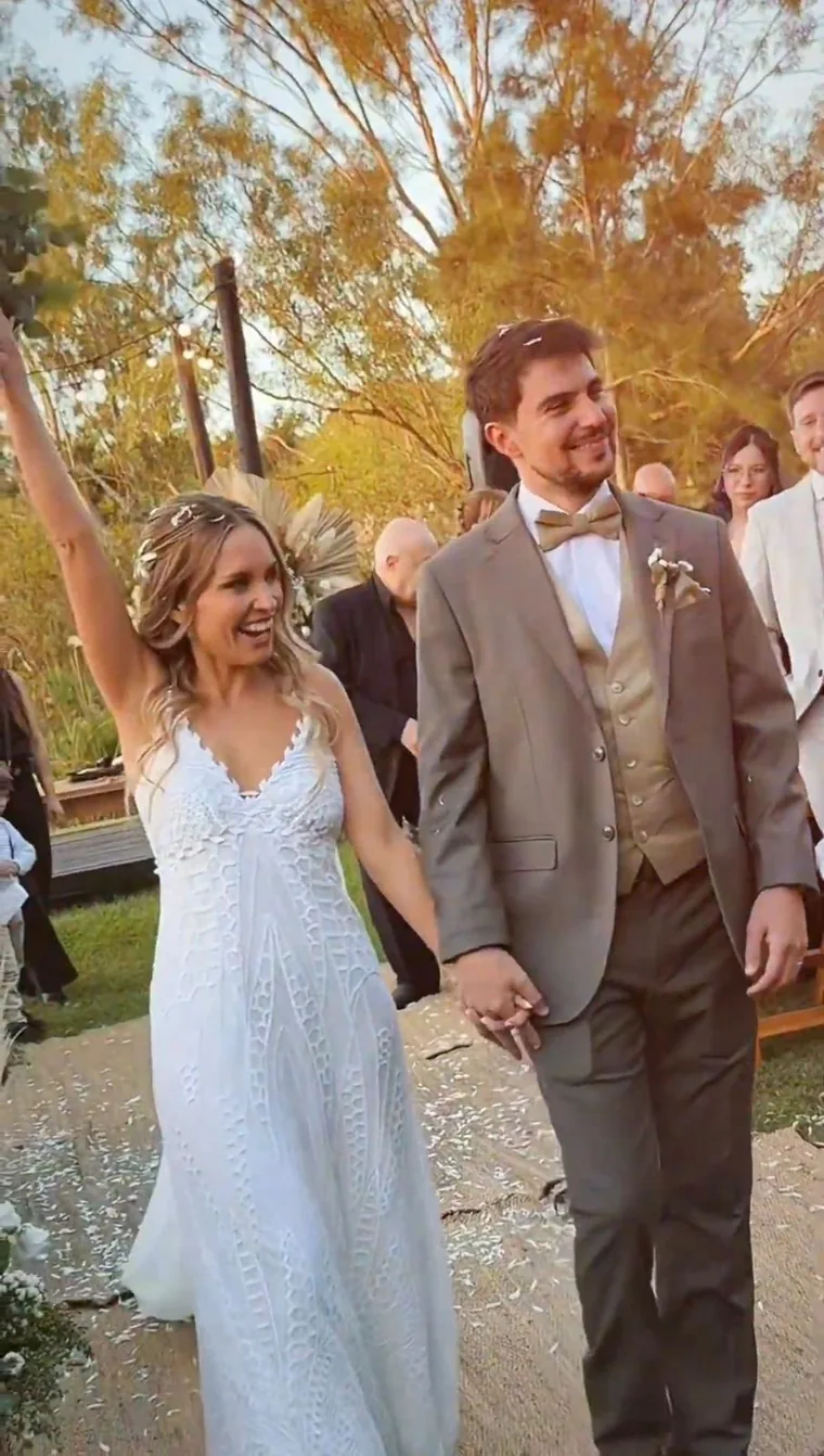 Mica y Nacho saliendo de la ceremonia entre papelitos